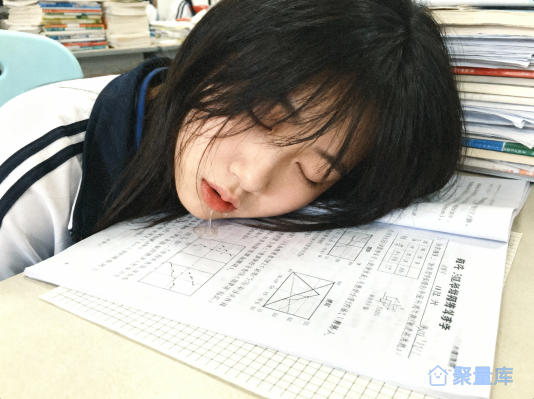 好想捏一下我同桌粉嫩的脸颊