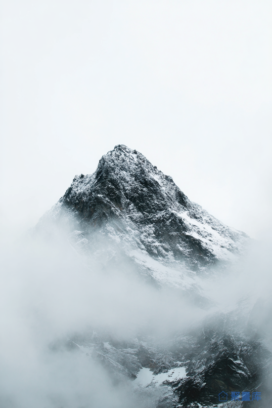 云雾缭绕的雪山山峰