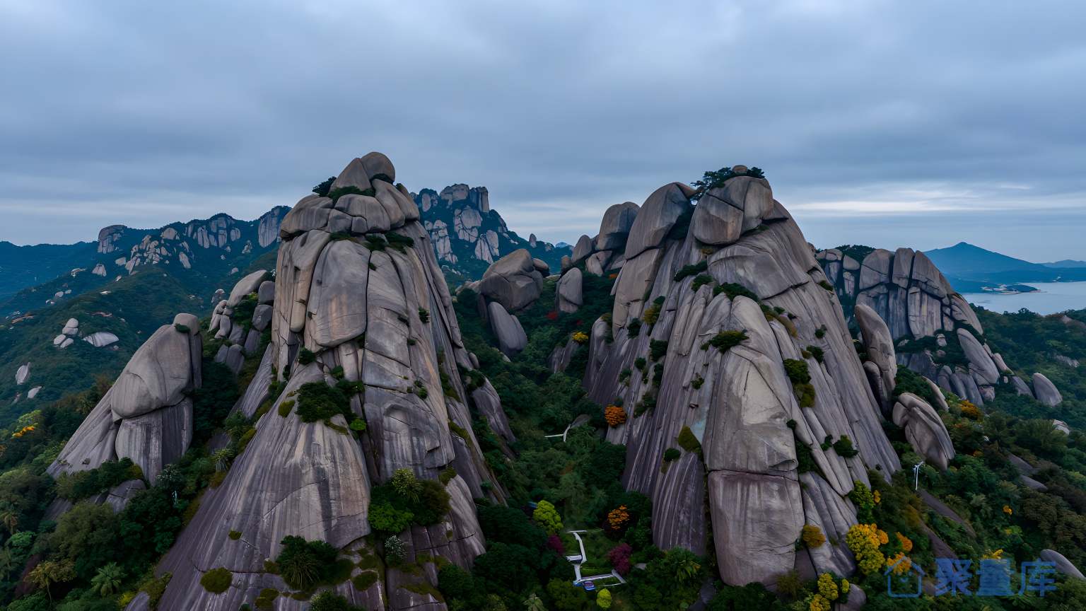 山脉之间的景色 山脉 景色 自然风光 旅游 壮观 高原