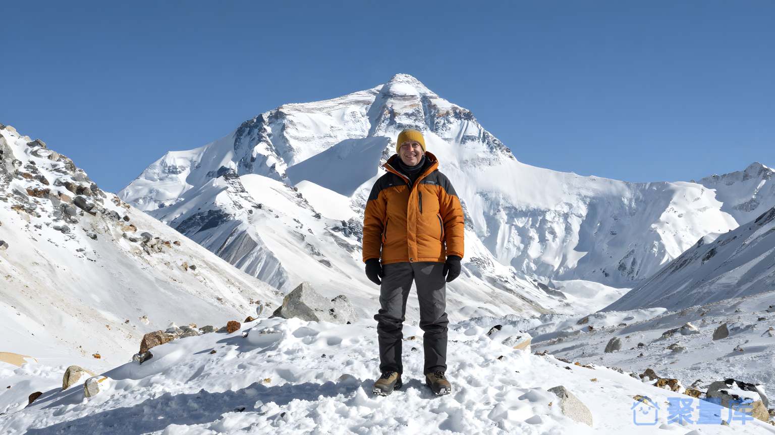 雪山之间的人