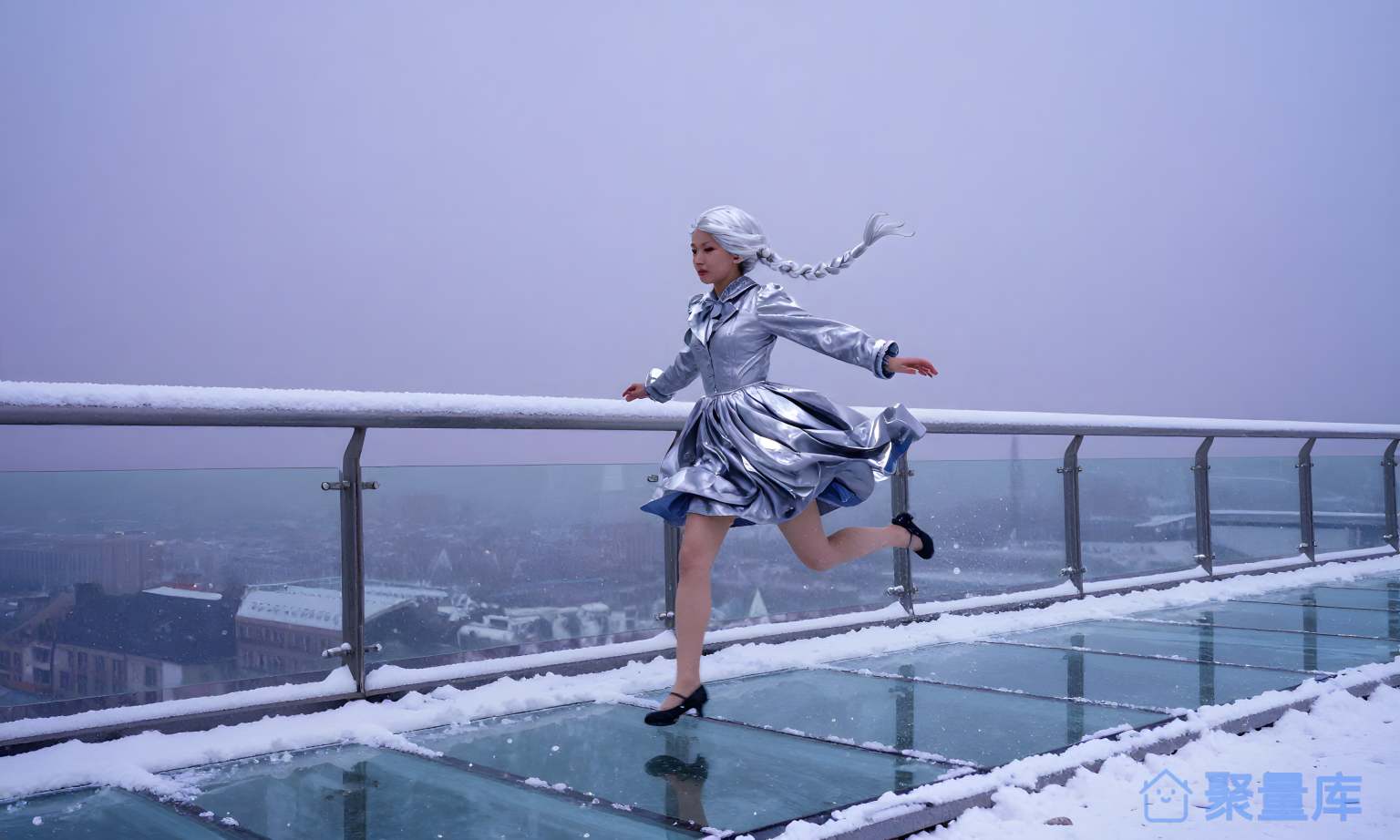 雪下的女子在天台上跑步