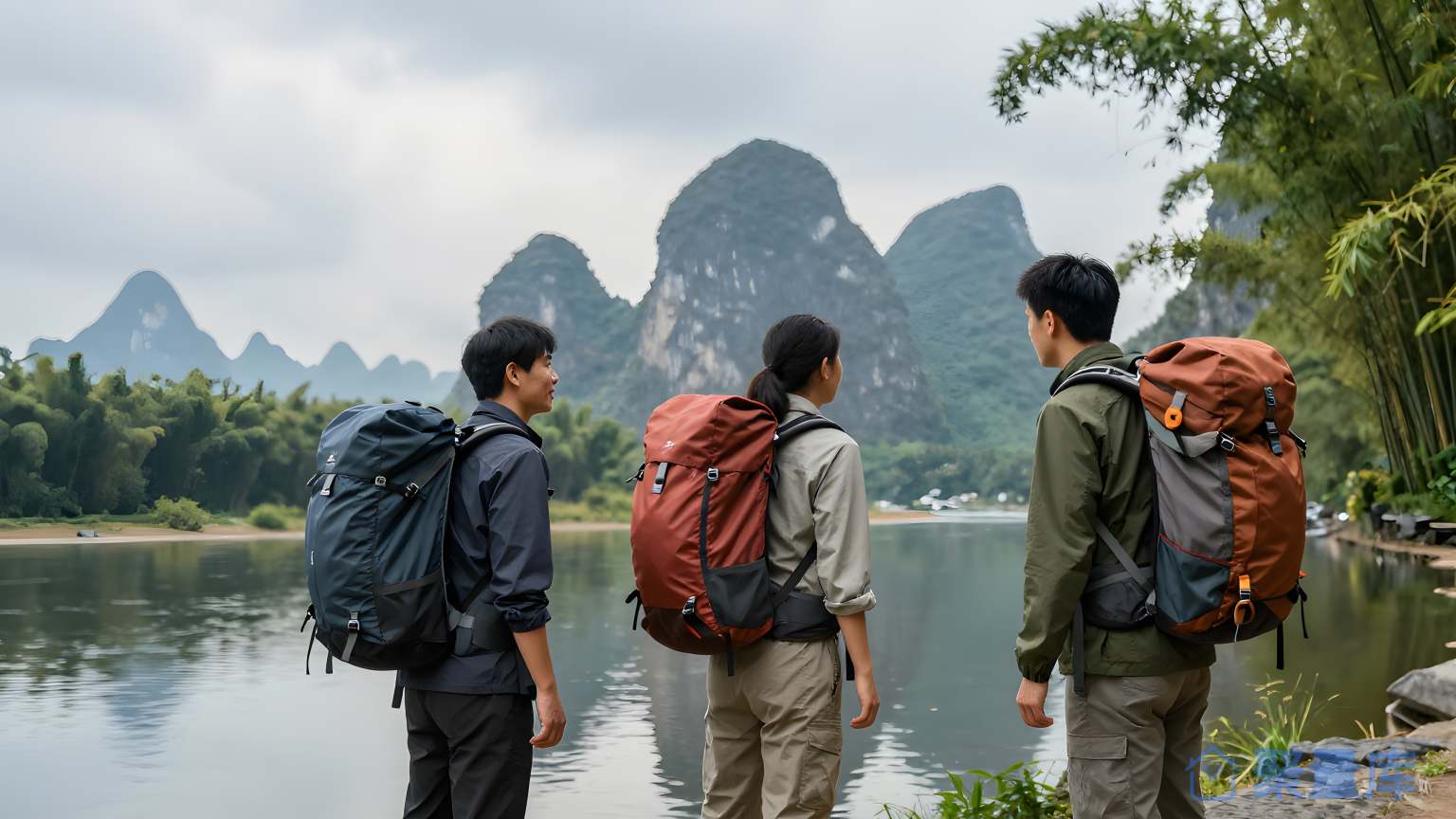 四人在旅游景点前