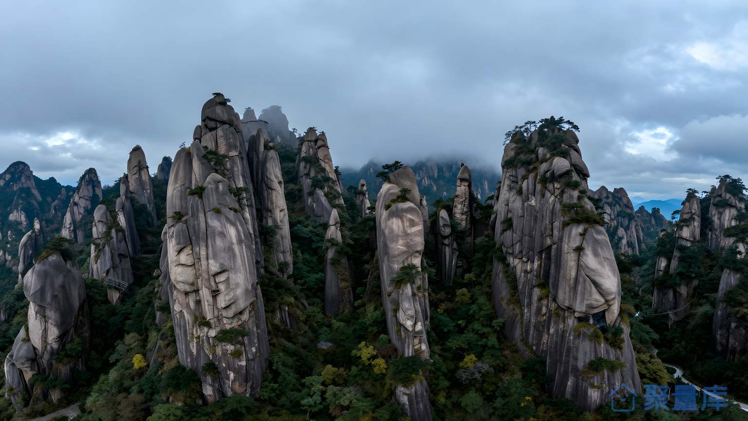 山脉之间的景色 山脉 景色 自然风光 旅游 壮观 天空