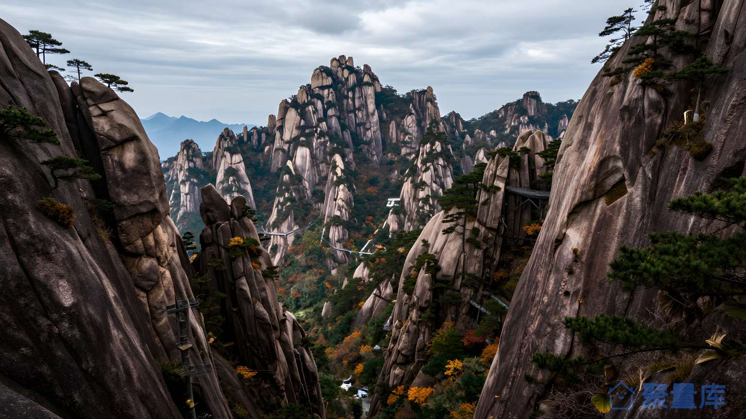 山间瑚石塔