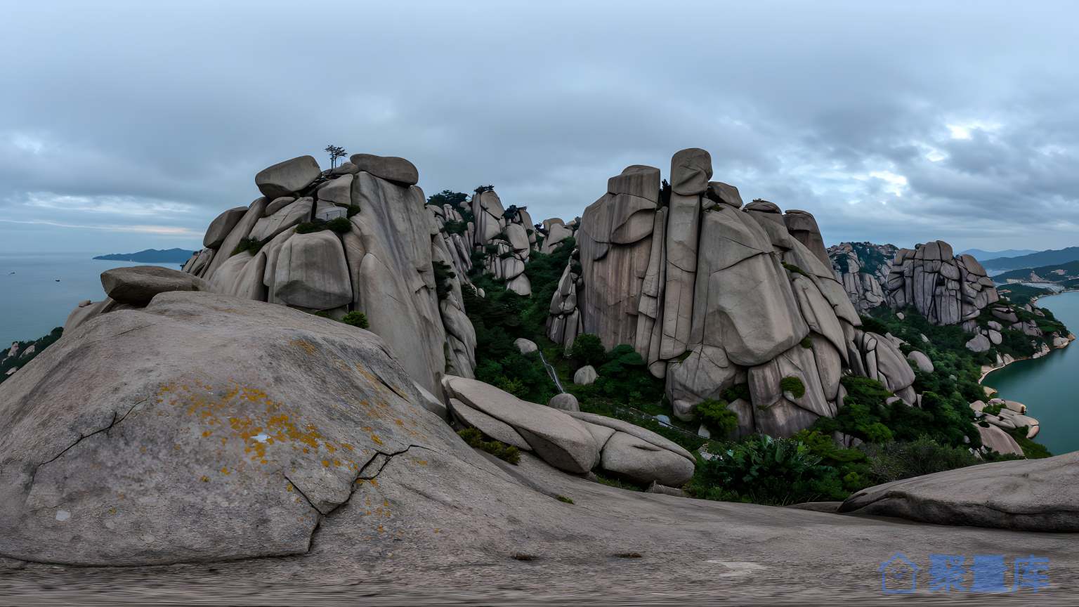 山脉之间的景观 旅游