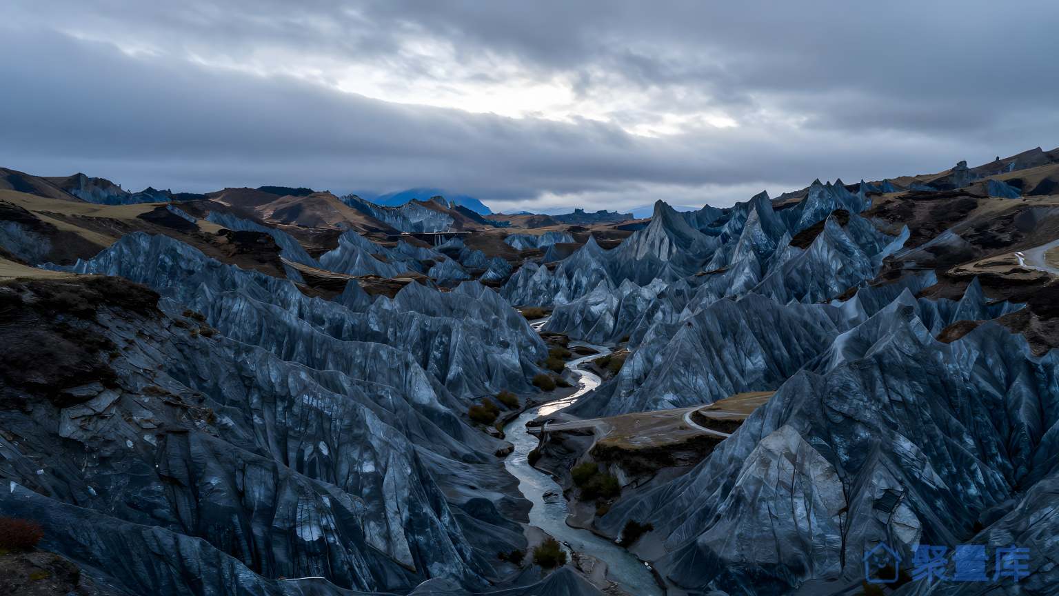山间流水 矿石