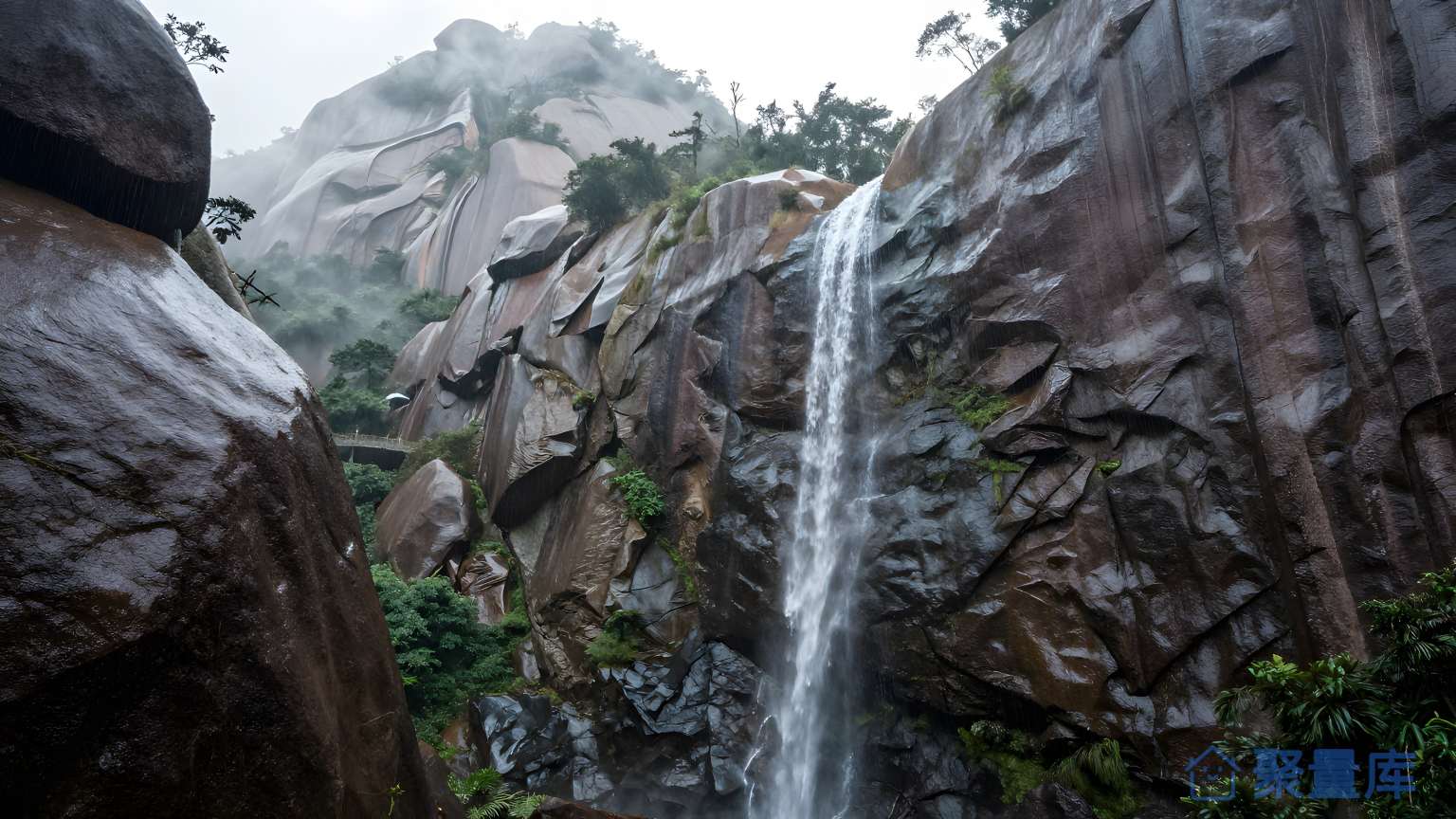 山水瀑布自然景观旅游美丽壮观湿润绿色天空云