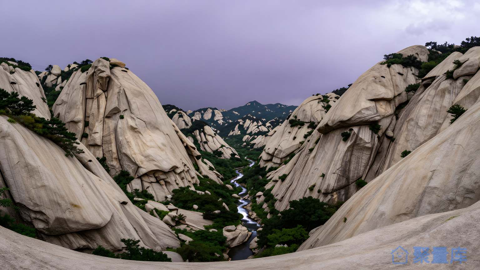 山谷之间的石翠山岭