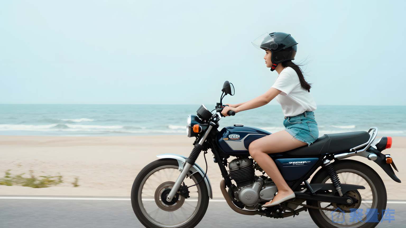 女子骑摩托车
