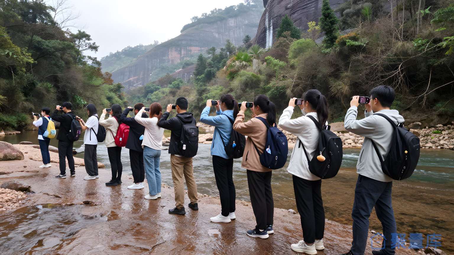 人群在河边拍照 旅游
