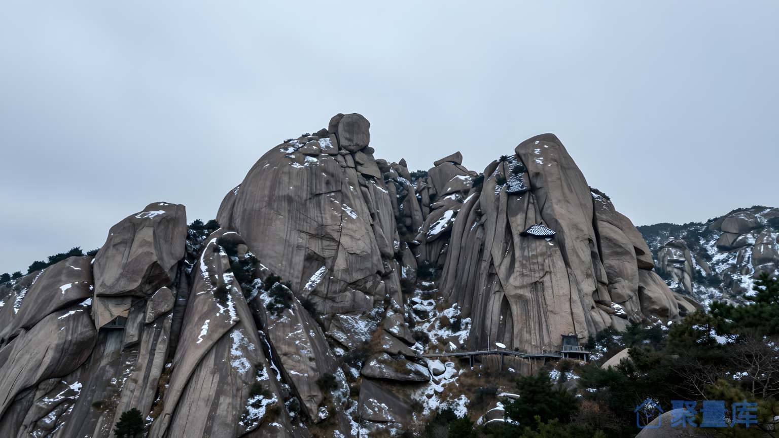 山脉之间的雪山