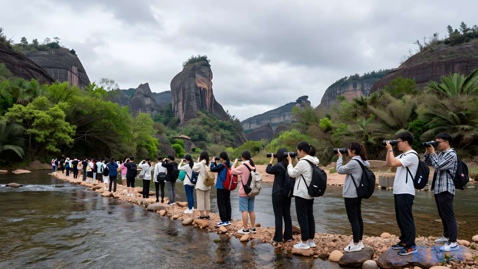 人群在河边瞭望山脉
