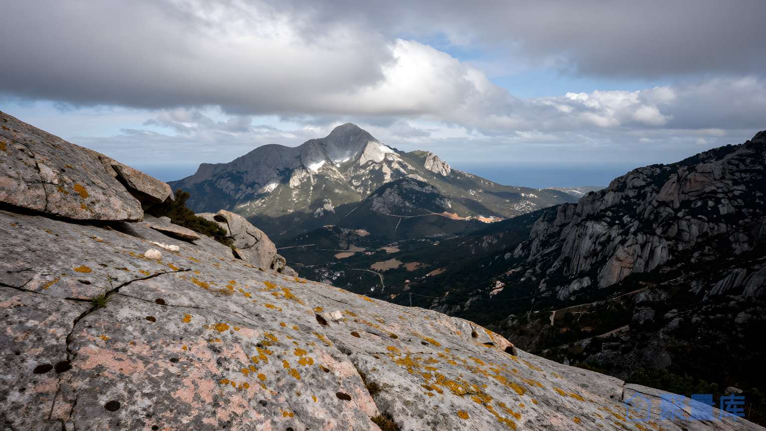 山脉之间的景色 山脉 景色 自然风光 旅游 壮观 高山