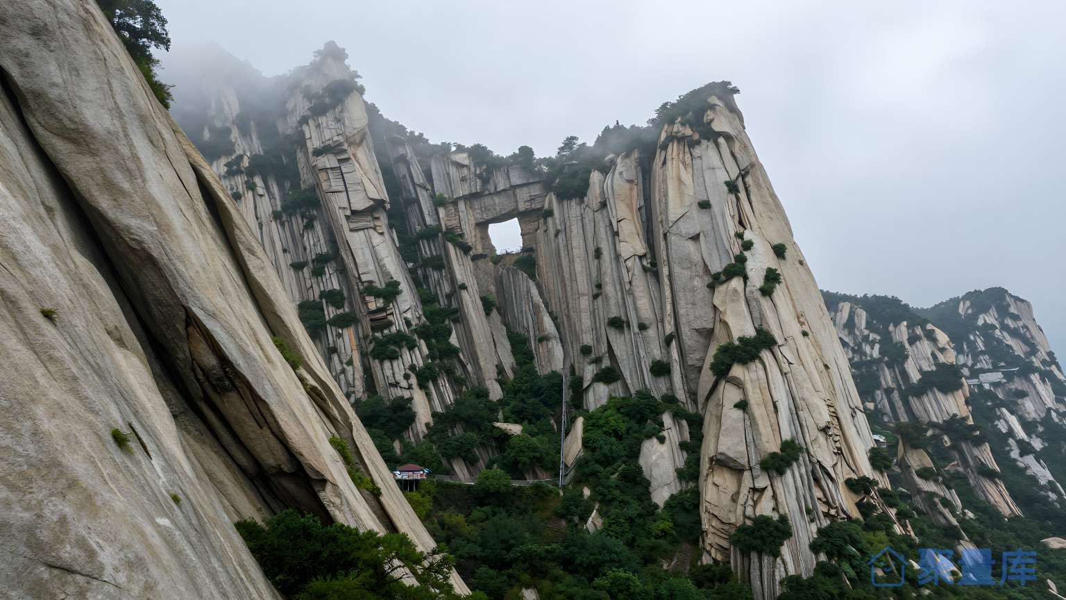 山谷石壁景观