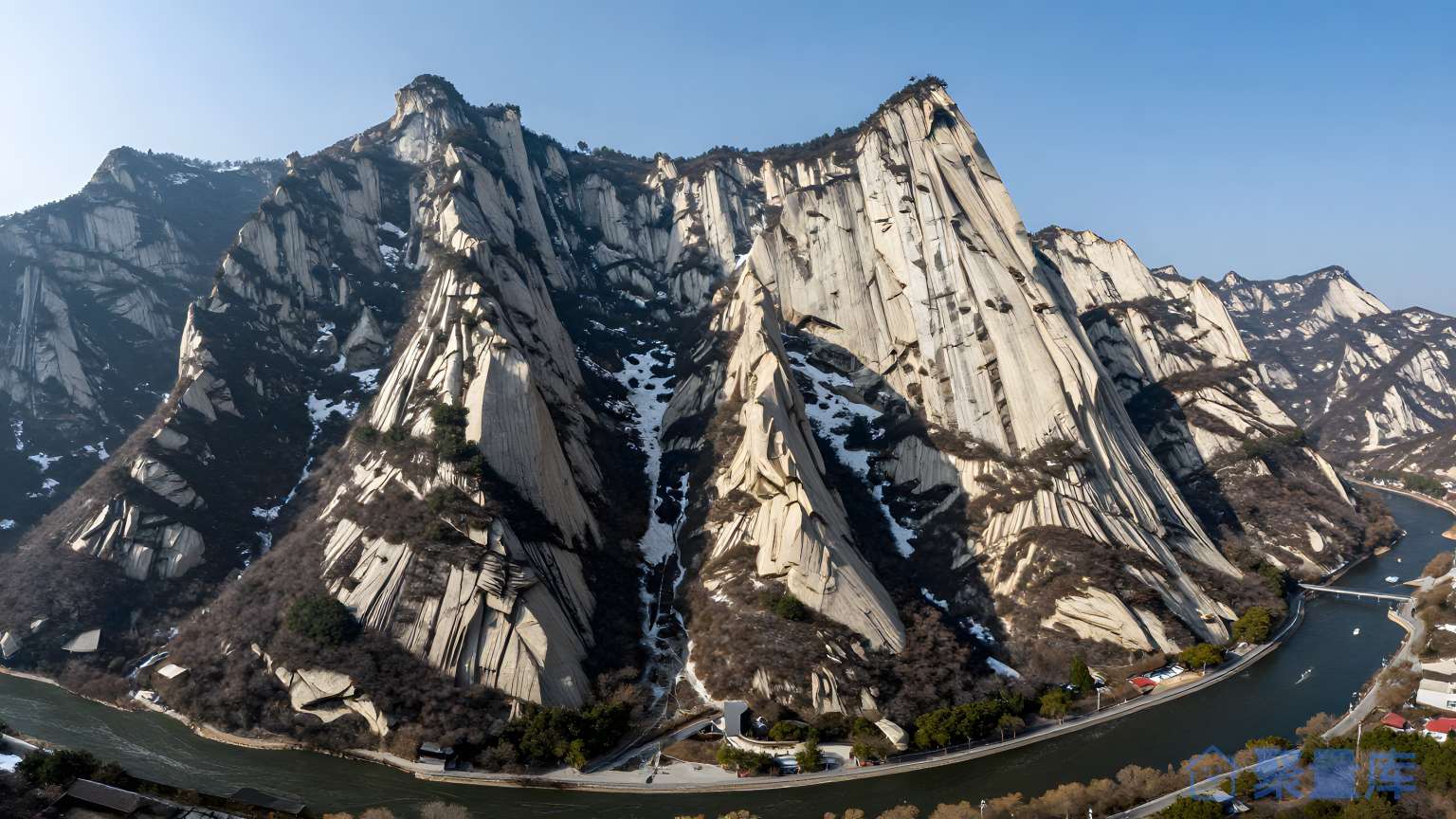 山脉之间的河流