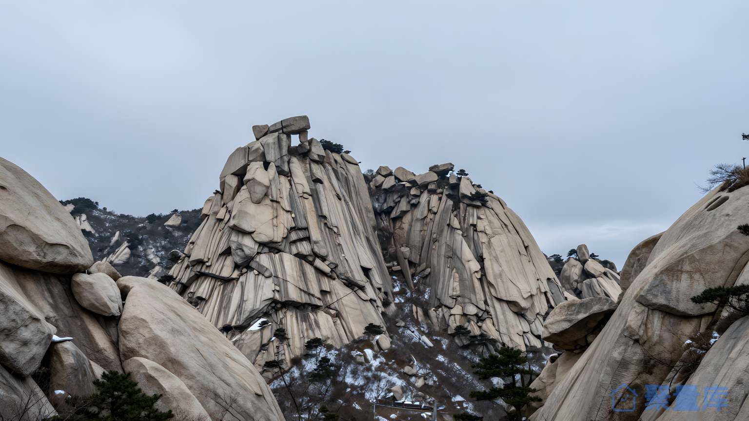 山间石塔景观
