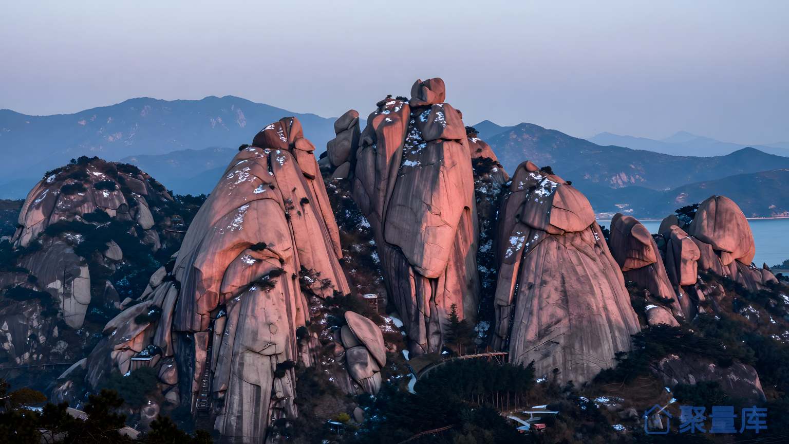 山峰之间的景色 大自然