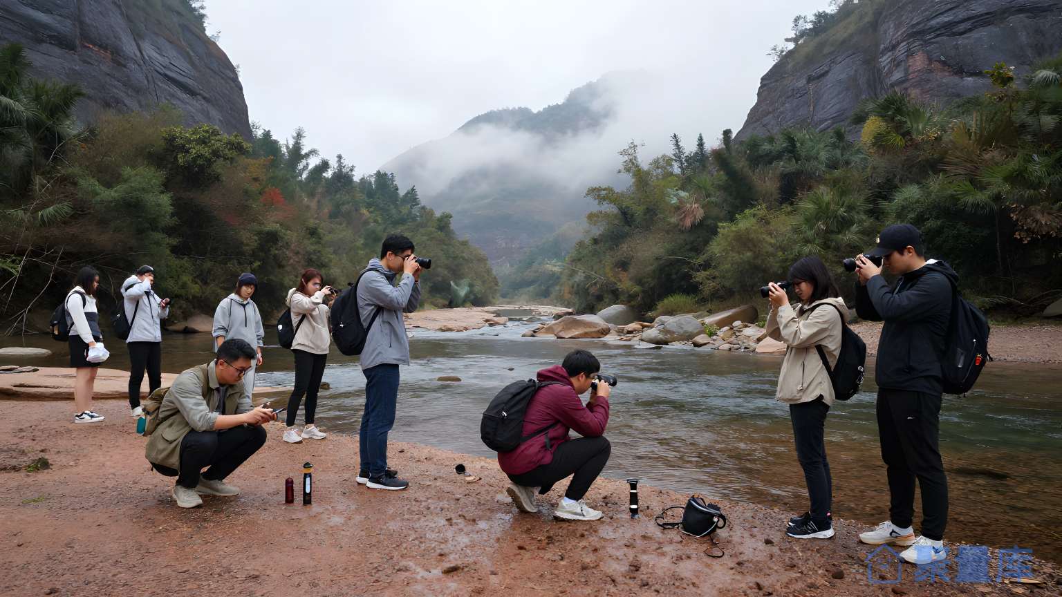 人群在河边拍照 旅游 摄影