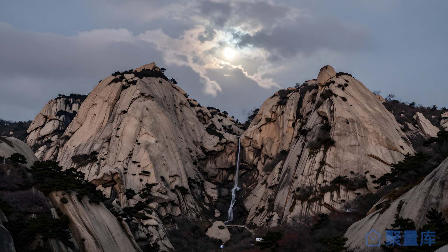 山峰之间的景色 自然风光