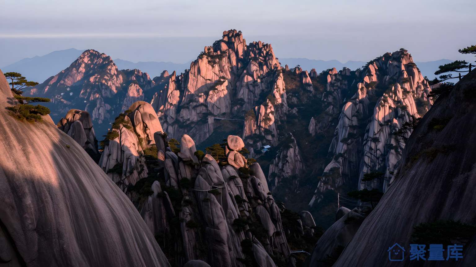山脉之间的景色 山脉 景色 自然风光 旅游 壮观 大自然 天空