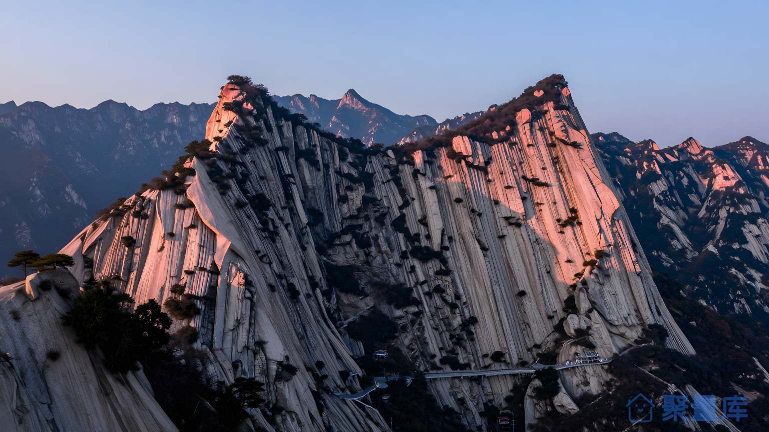 山脉之间的景色 山脉 景色 自然 旅游 壮观 美丽