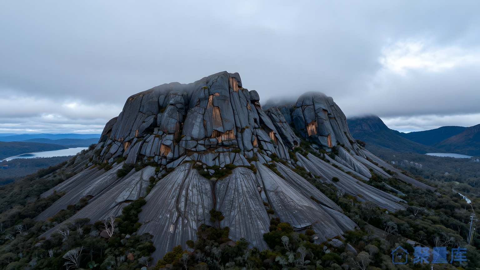 山脉之间的景观 大自然