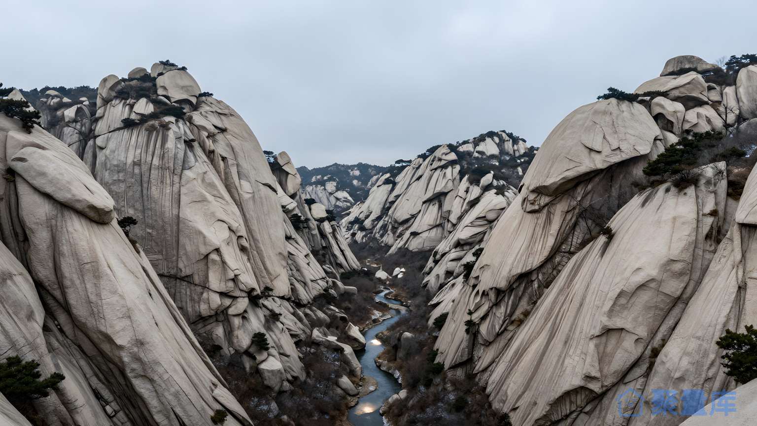 山谷之间的石砂山峦