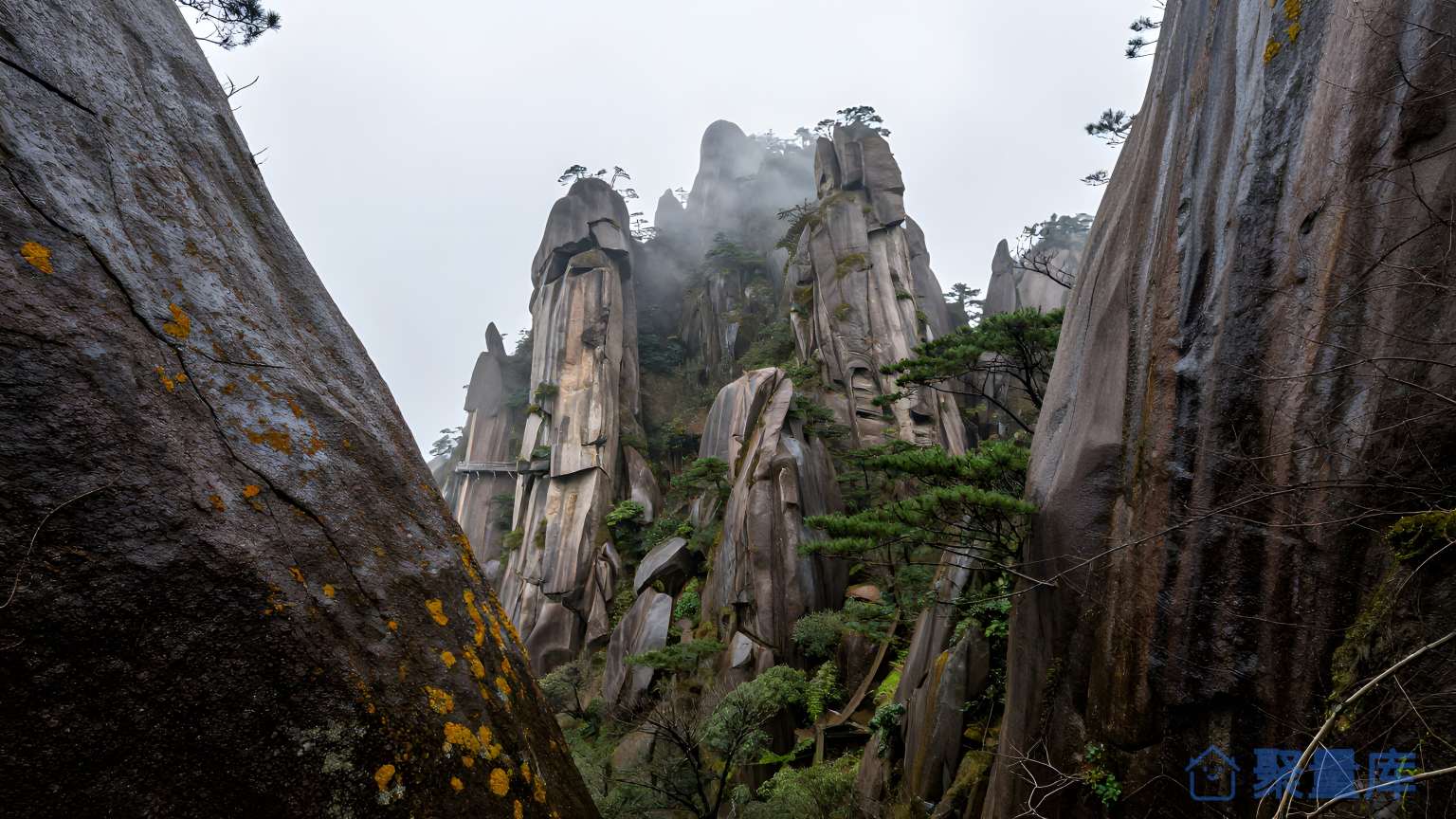 山间奇石之间的景色