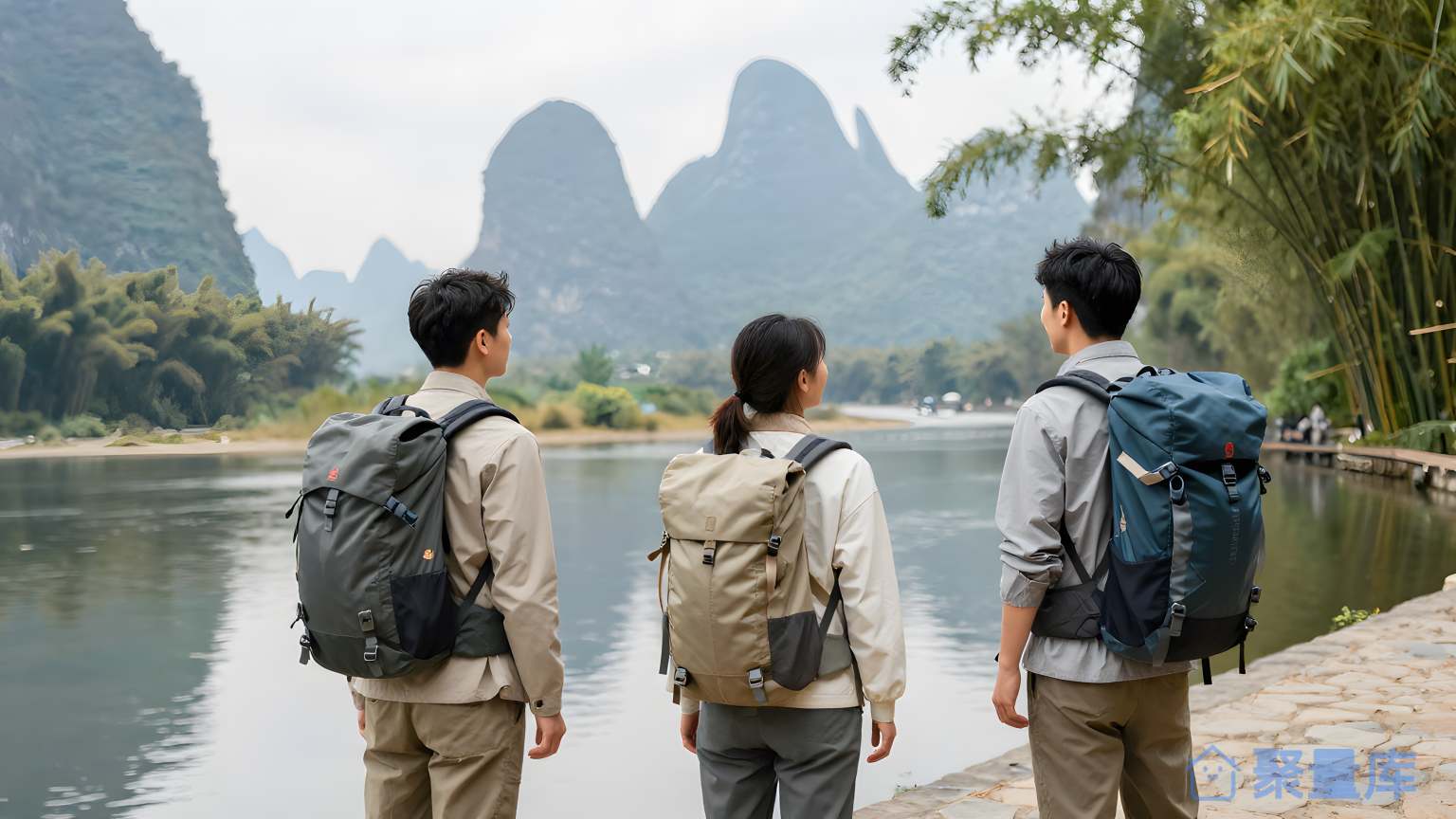 三人在湖边前往山区旅行