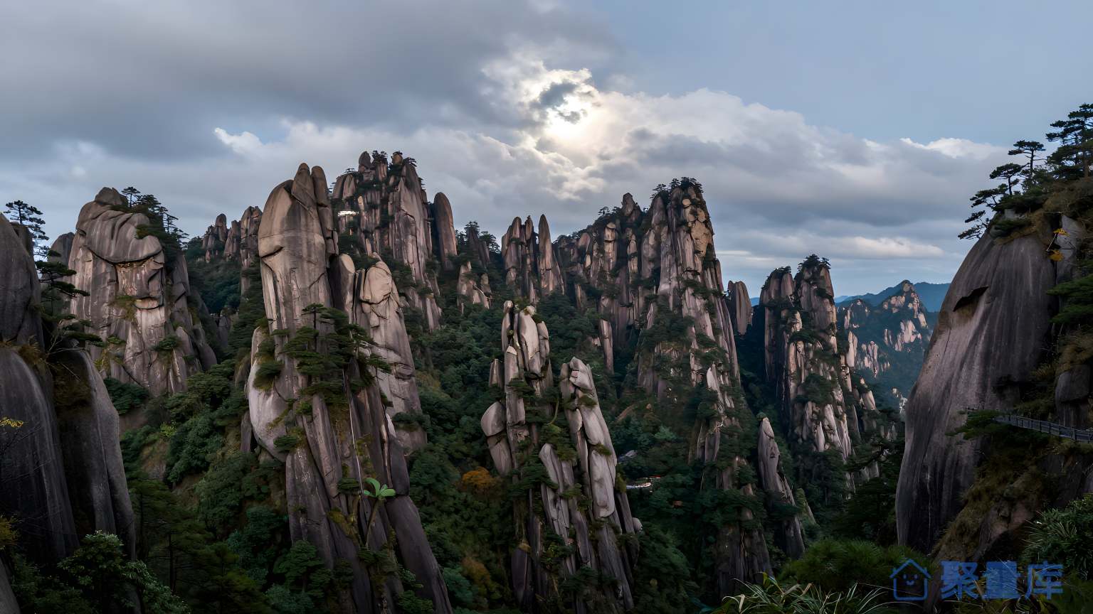 山间奇石之间的景色 山脉