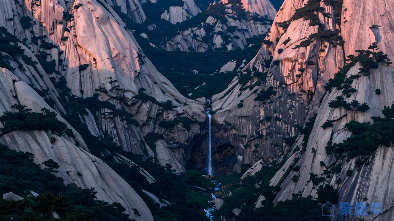 山谷瀑布之间的景色
