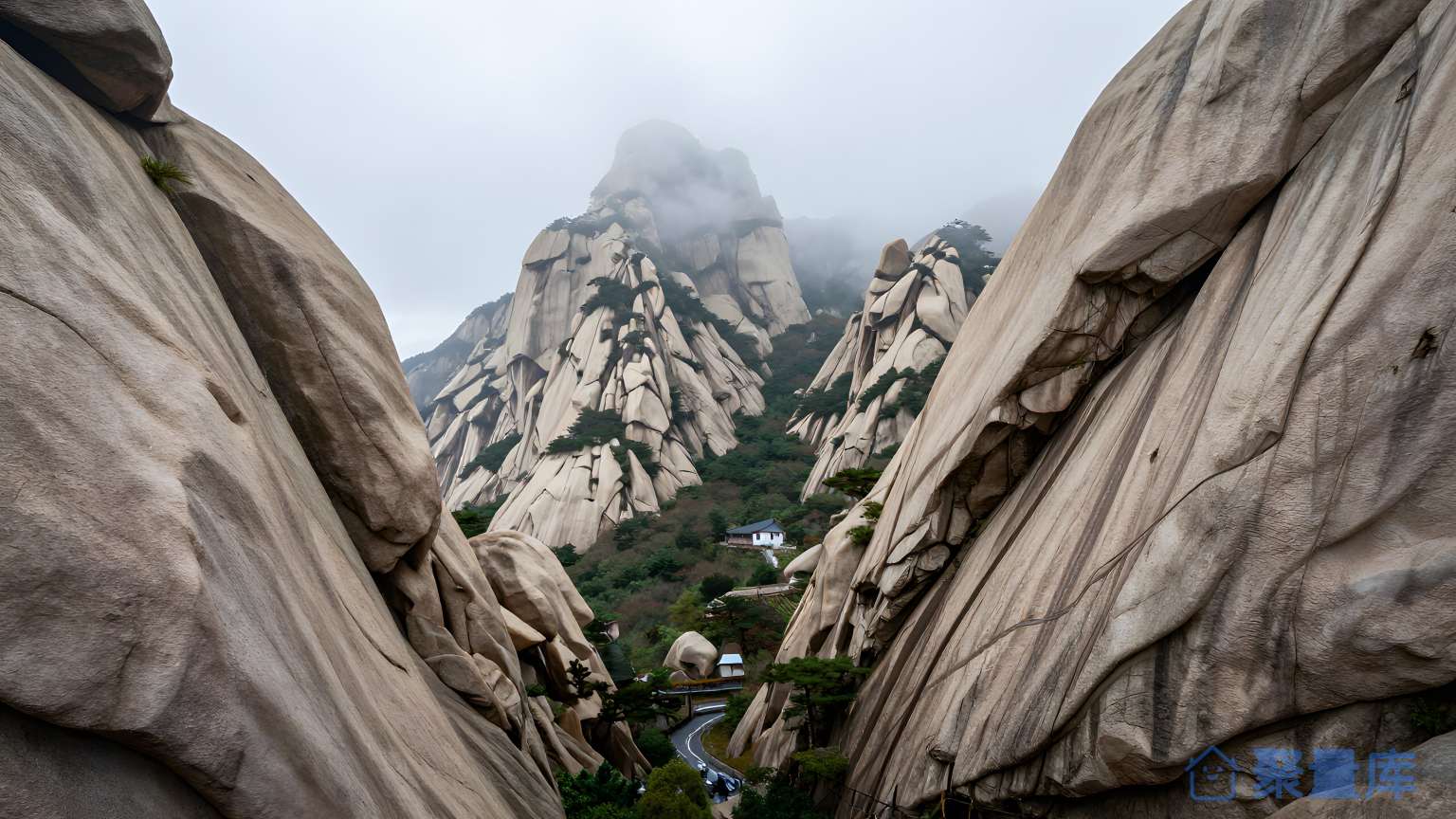 山谷之间的石壁 山谷