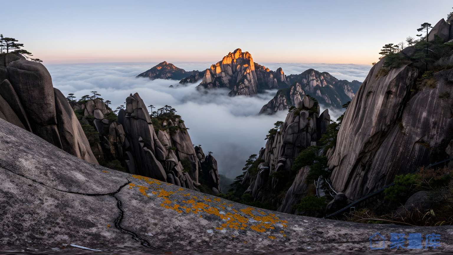 山脉之间的云层 山脉 云层