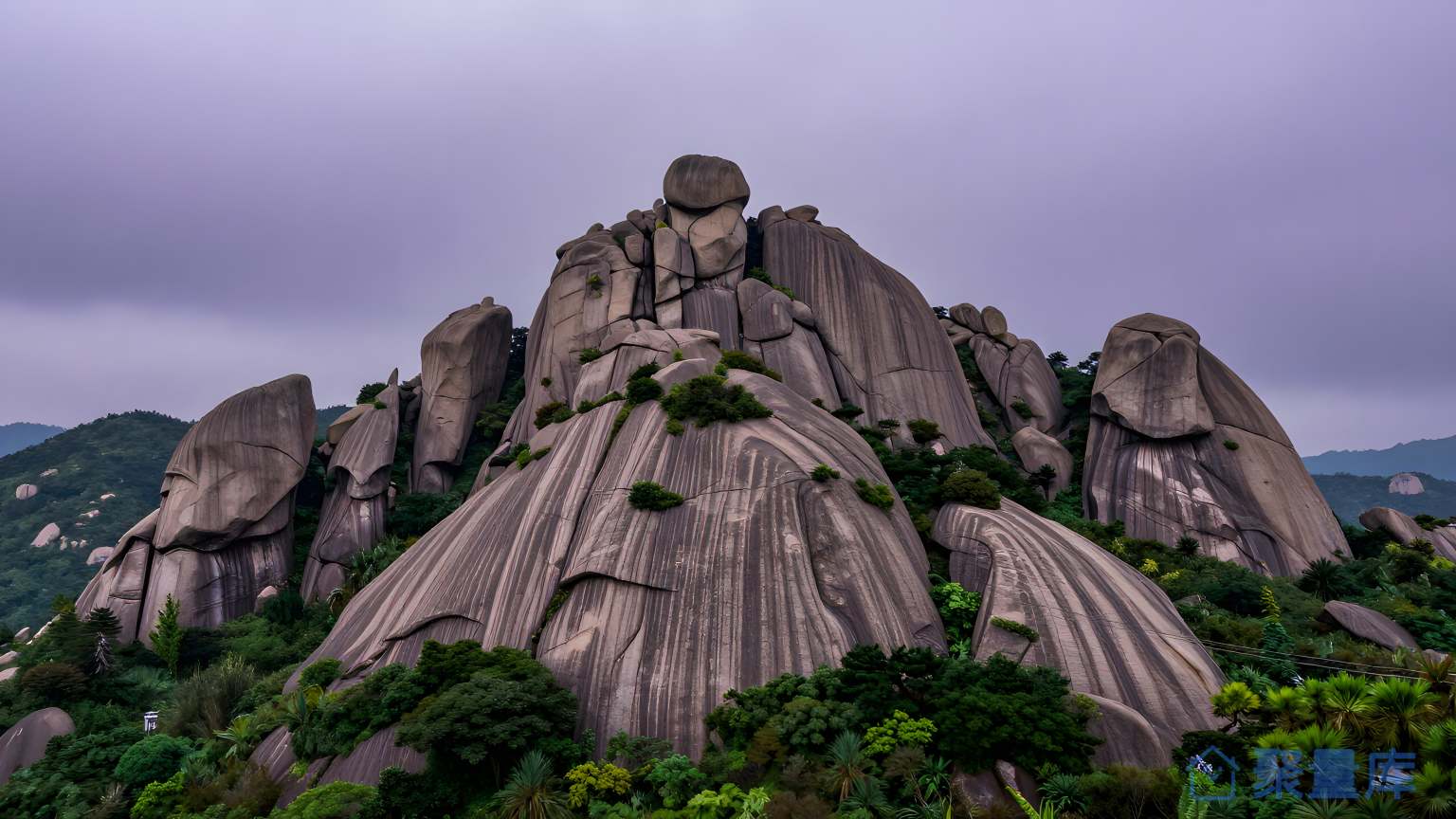山峰之间的石头