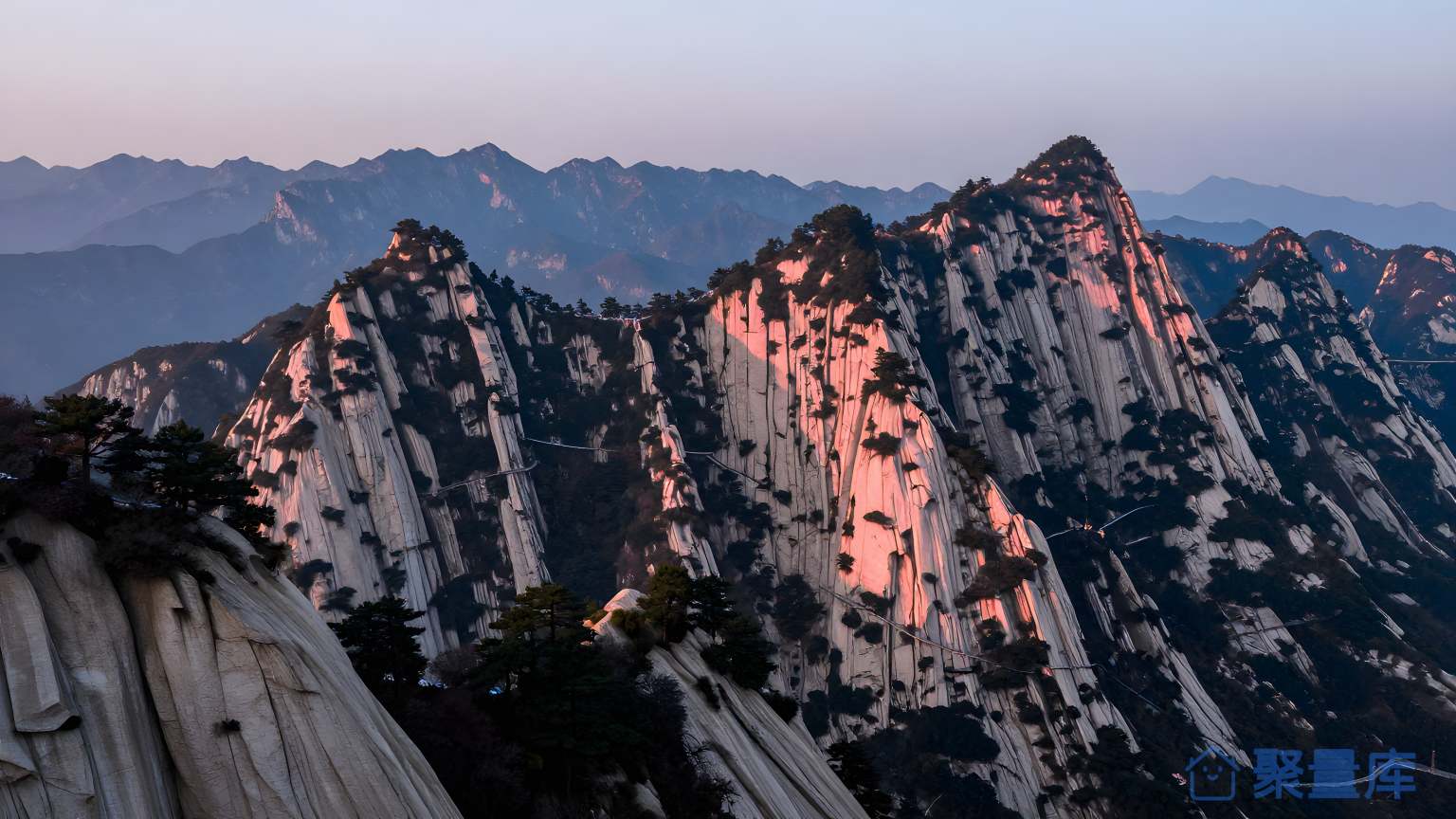 山脉之美 壮观景 自然风光 山峰 云霾