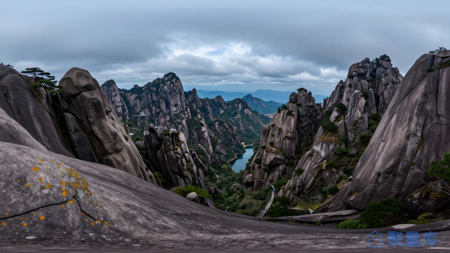 山脉之间的景色 山脉 景色 自然风光 旅游 壮观 绿色 天空
