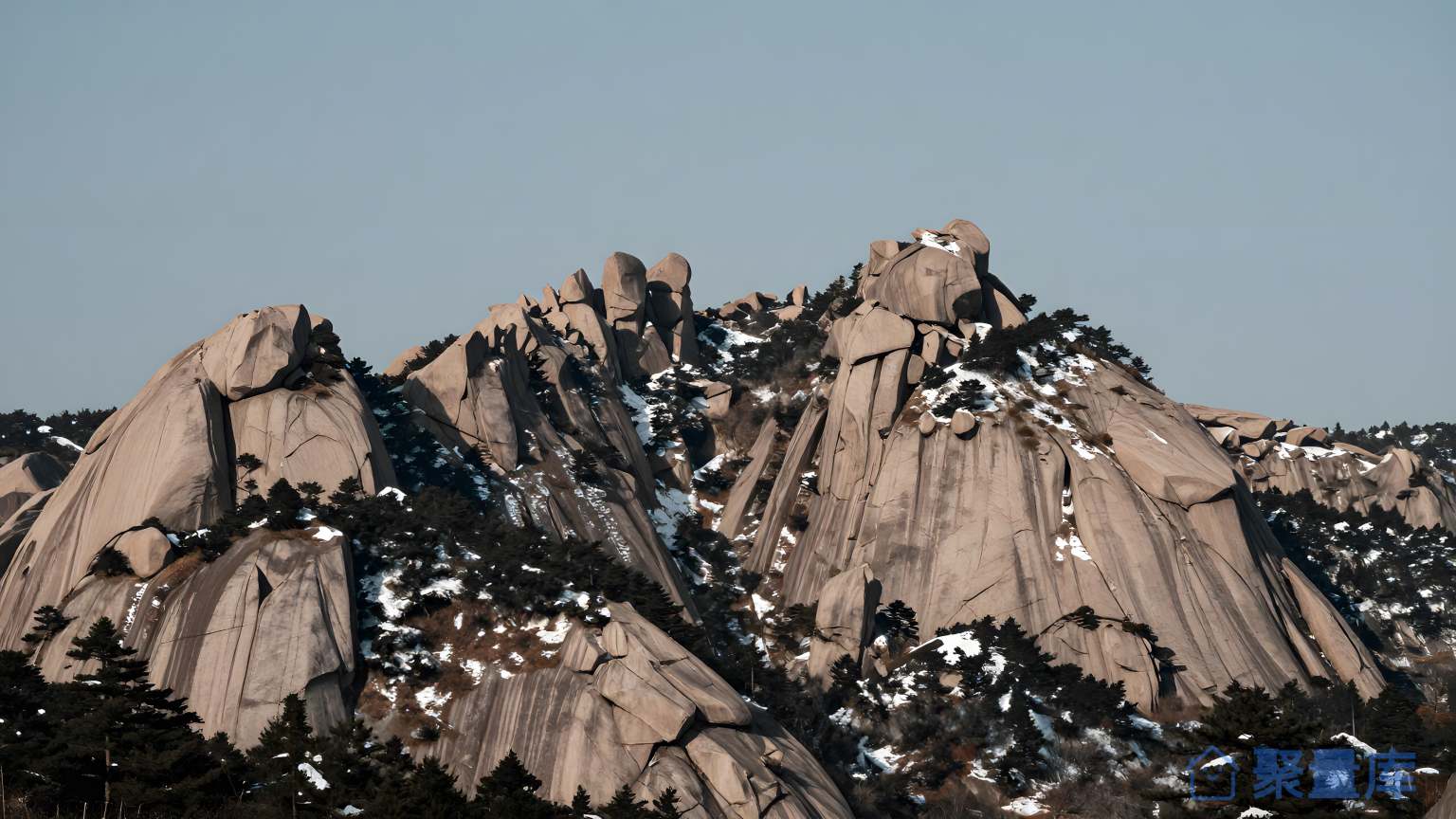 山峰之间的石头 山峰