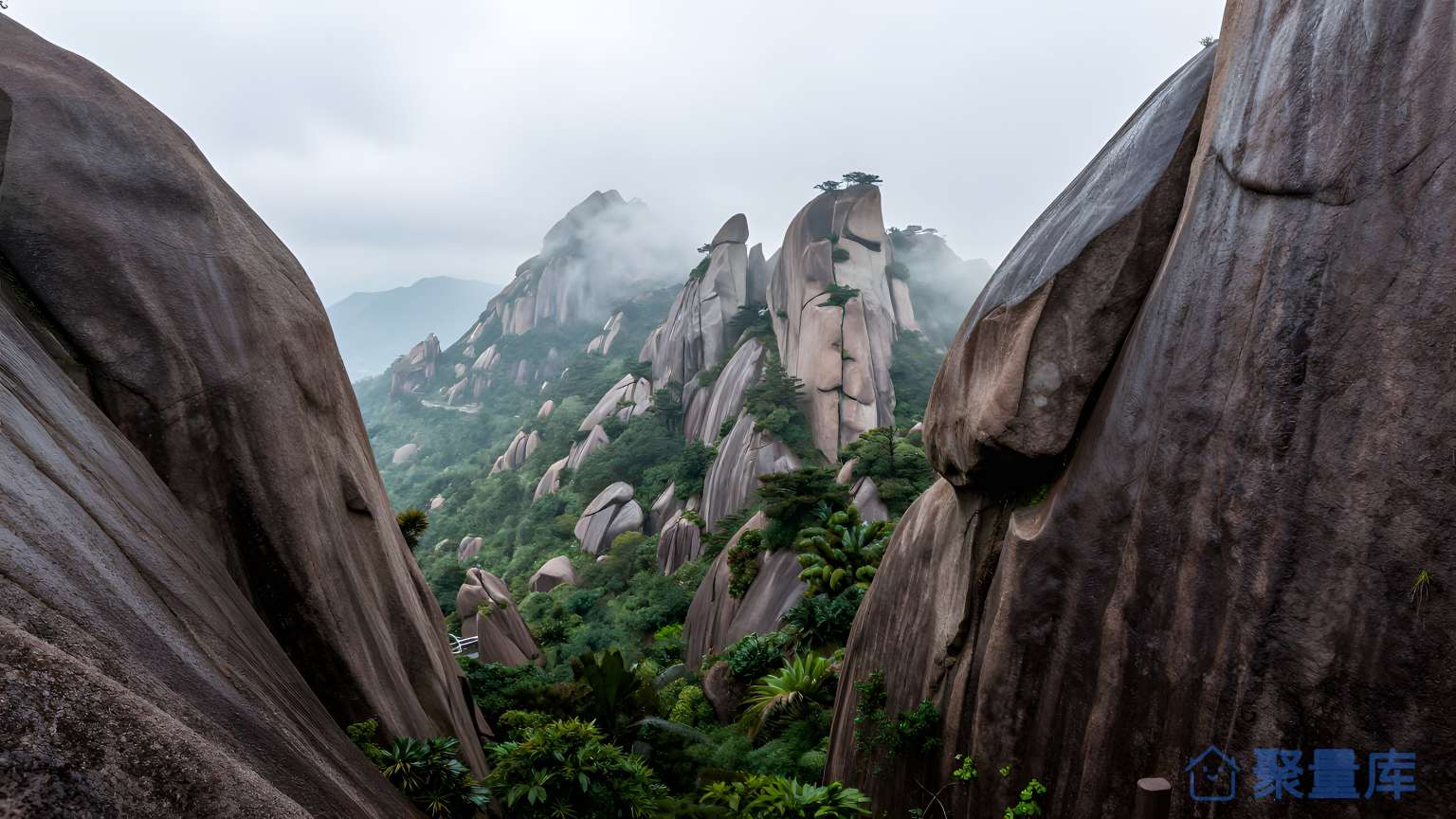 山间瀑布之间的景色 瀑布 山脉