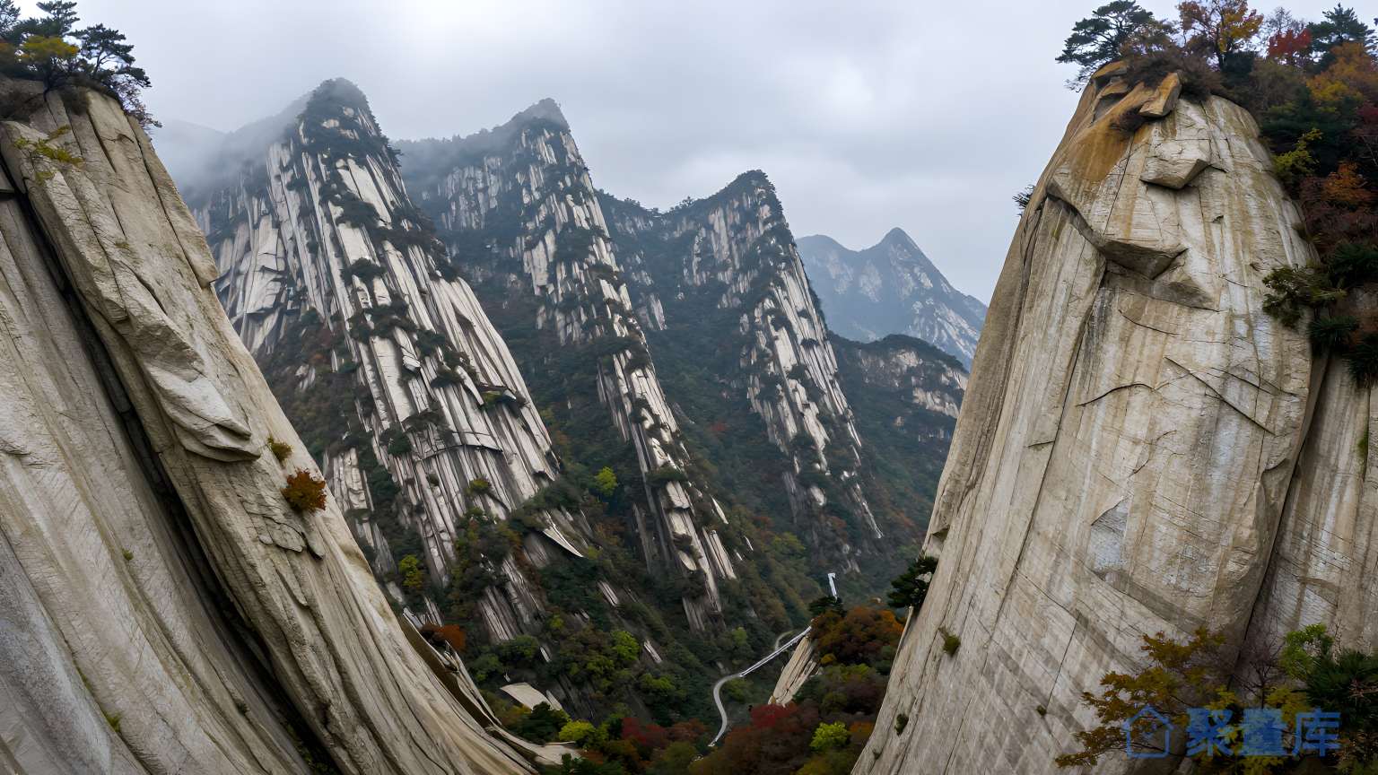 山间瀑布之旅 自然景观