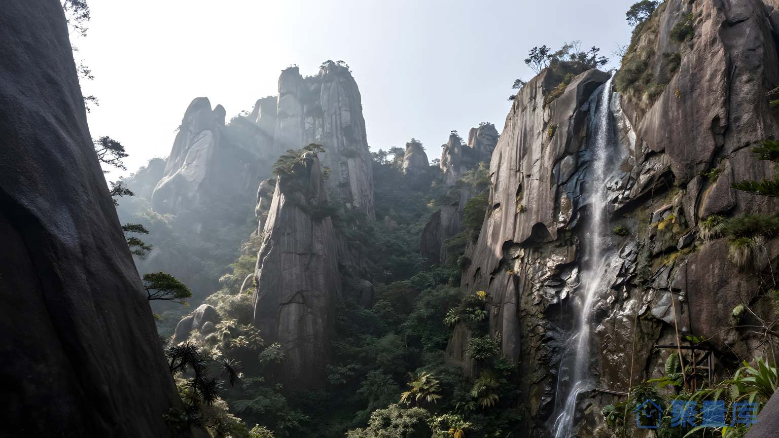 山谷瀑布之间的景色 山谷 瀑布
