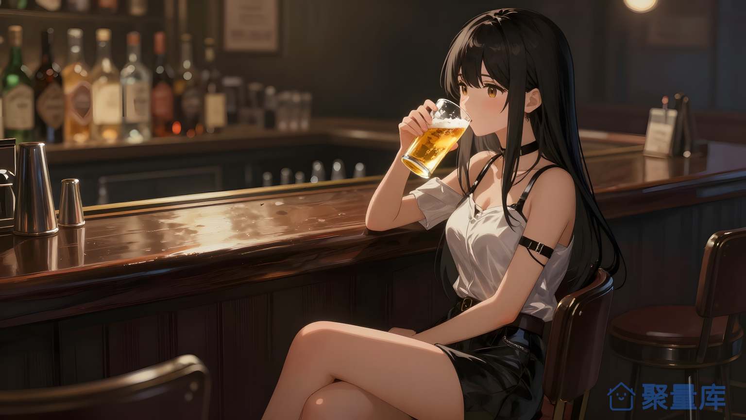 女性在酒吧抱一杯啤酒