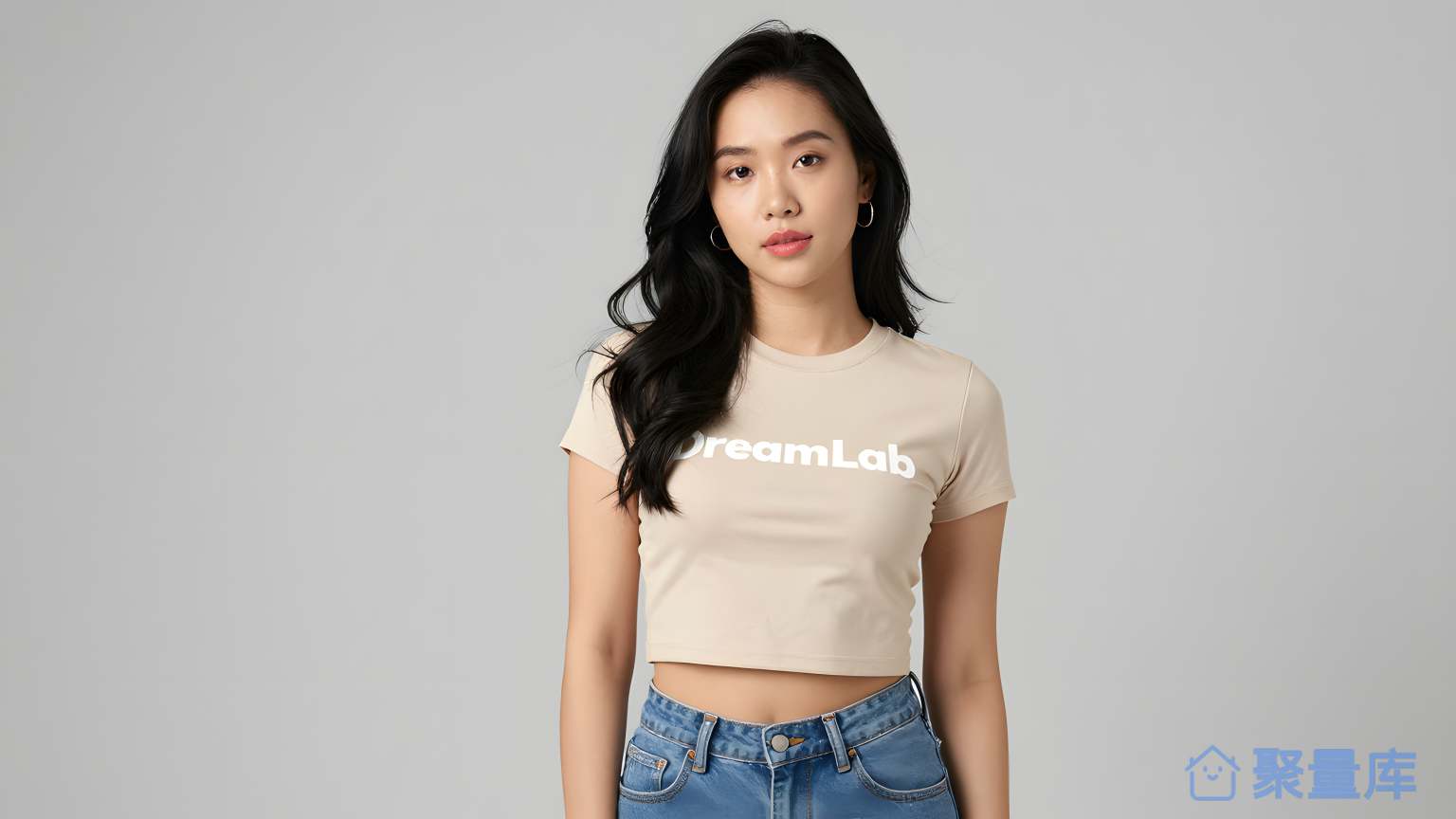 女子戴裤上衣