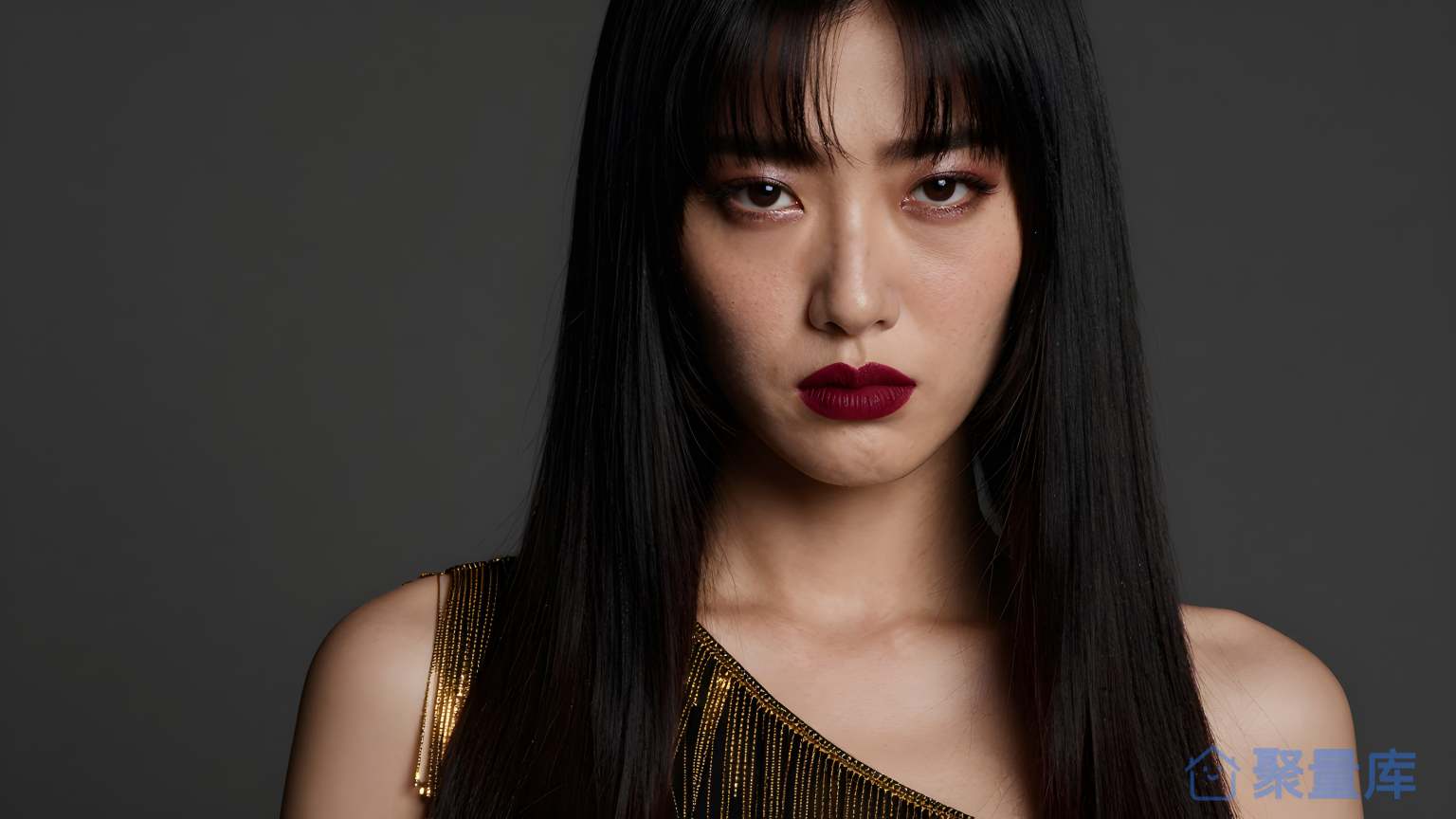 女性长发穿金装服装