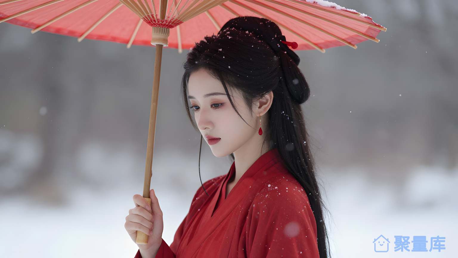 女子在雪中走路