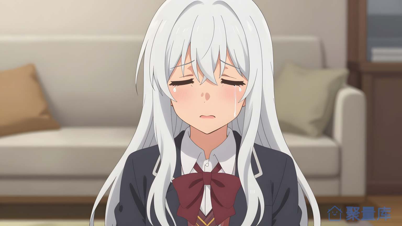 女孩在家里看电视
