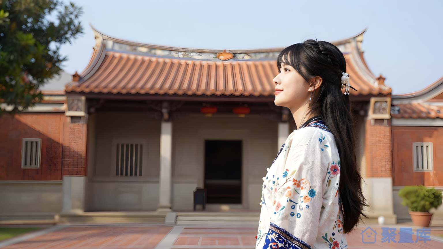 女子在古建紧张地点前凝神情