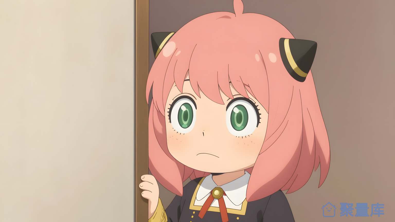 小女孩在门前看着画面