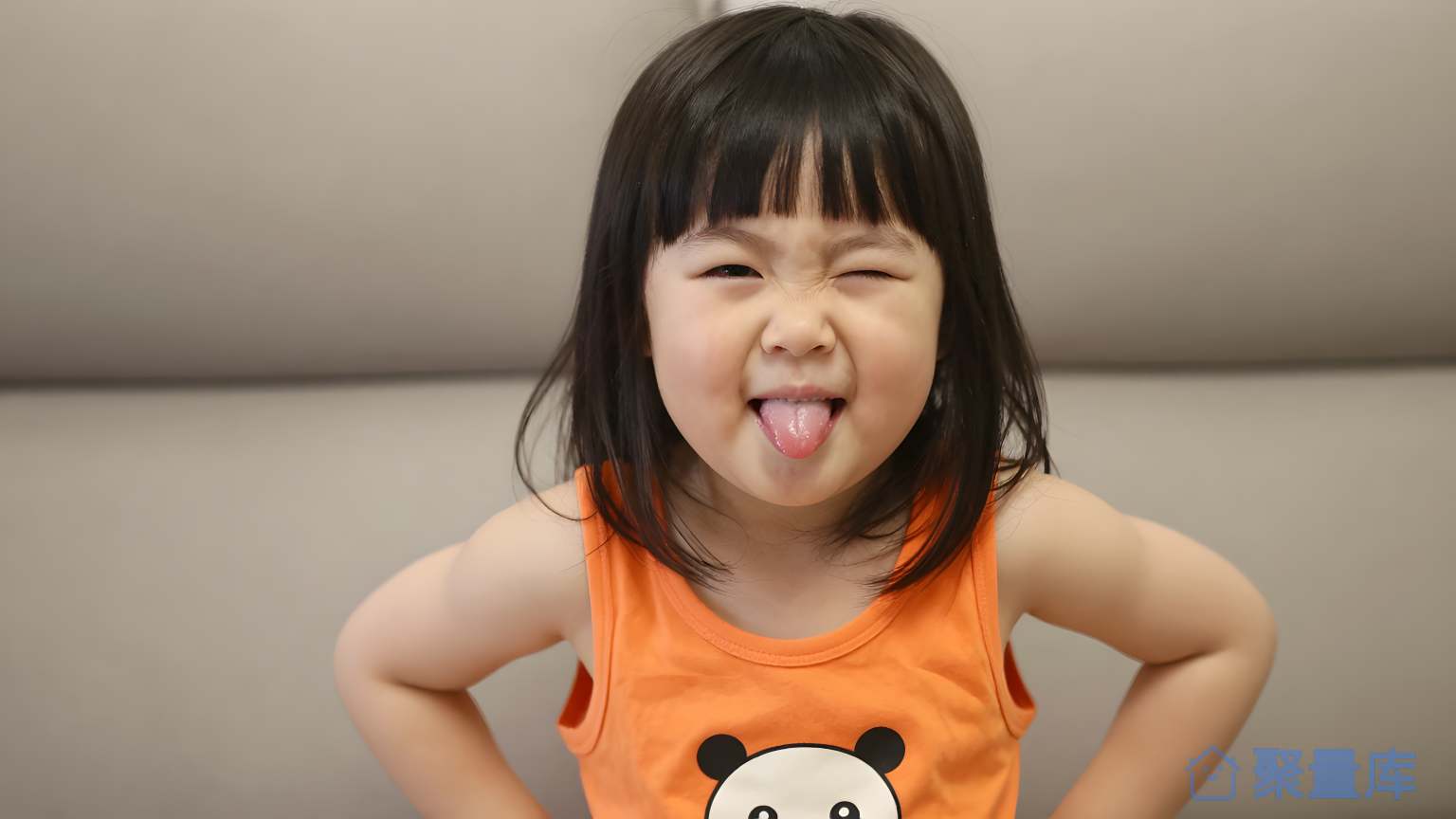 小孩在家里